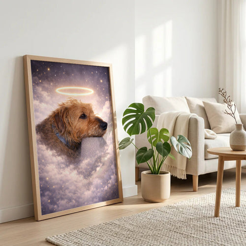 Das "Personalisiertes Tierportrait im Heiligenschein Stil" von Mein Tierportrait zeigt ein gerahmtes Hunde-Portrait mit leuchtendem Heiligenschein auf Wolken - ideal als stilvoller Hingucker in einem hellen, gemütlichen Wohnzimmer.