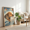 A framed "Personalisiertes Tierportrait im Hokusai-浮世絵 Stil" von Mein Tierportrait mit einem Hund und Wellen steht im hellen Wohnzimmer neben einem grünen Blumentopf, beigem Stuhl und einer hellen Kuscheldecke auf dem Boden.