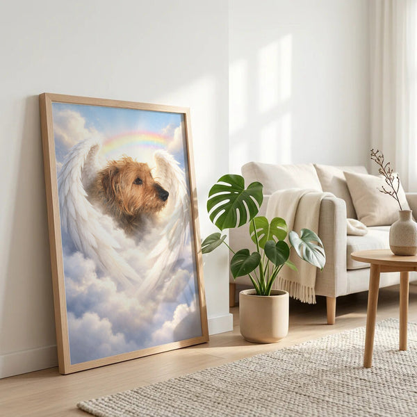 Das "Personalisiertes Tierportrait im Engelsflügel Stil" von Mein Tierportrait zeigt einen Hund mit Engelsflügeln und Regenbogen und lehnt gerahmt an der Wand eines gemütlichen Wohnzimmers mit beigem Sofa, cremefarbener Decke und Sonnenlicht.