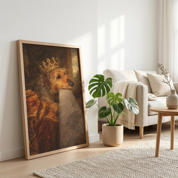 Ein "Personalisiertes Tierportrait im Renaissance Stil" von Mein Tierportrait in Museumsqualität lehnt gerahmt an der Wand eines hellen, modernen Wohnzimmers mit weißem Sofa, Topfpflanze und neutraler Deko. Sonnenlicht fällt durchs Fenster.