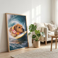 Ein Personalisiertes Tierportrait im Surfen in Hawaii Stil von Mein Tierportrait zeigt einen Hund mit Blütenkette, eingerahmt im Premium-Holzrahmen und dekorativ platziert im modernen Wohnzimmer mit beigem Sessel, Pflanze und neutralem Dekor.